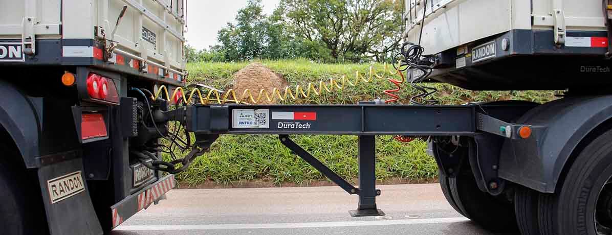 Caminhão articulado de três eixos